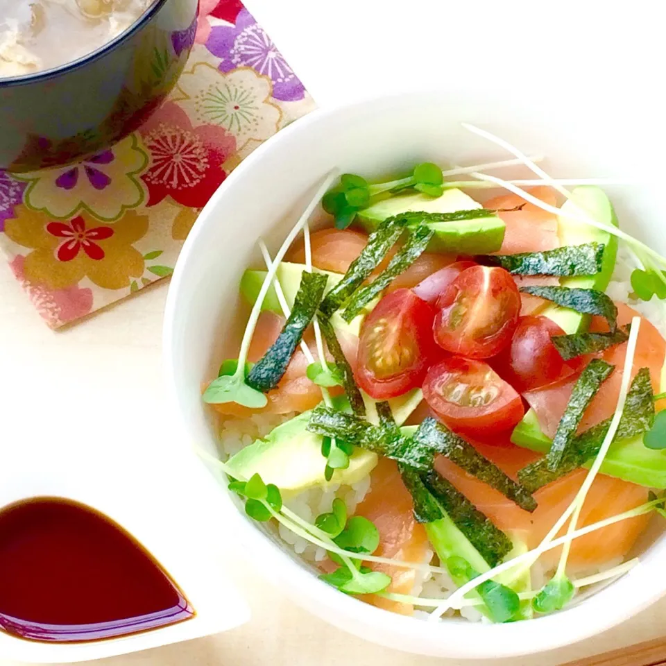 Salmon ＆ Avocado Donbri !!
今日のお食事は、サーモン＆アボカド丼セットです！|心斎橋  C Flat Cafeさん