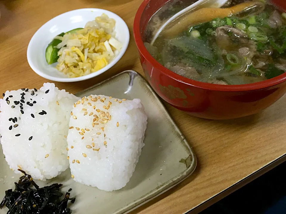 Snapdishの料理写真:昼餉は、蕎麦は並だけどおにぎりが絶品な蕎麦屋さんに特攻👯蕎麦止めて肉すいとおにぎり注文。うん、蕎麦より美味しい✨|にゃあ（芸名）さん