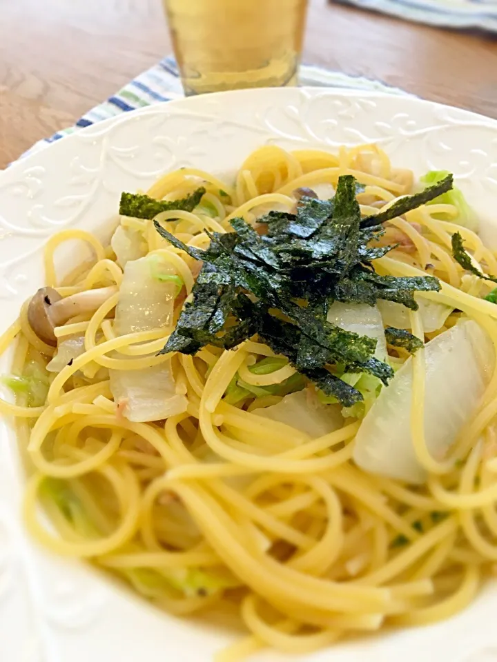 松茸のお吸い物で作る、白菜としめじとツナの和風スープパスタ♡|モケモケさん