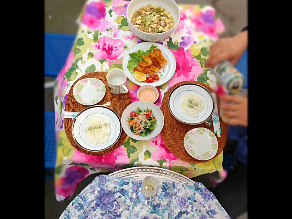 やっと休みだー！お家ベランダブランチ。ひき肉レタス豆腐中華炒め、海老ワンタン揚げ、サラダ。シャンパン、ビールとともに。|泡子さんさん