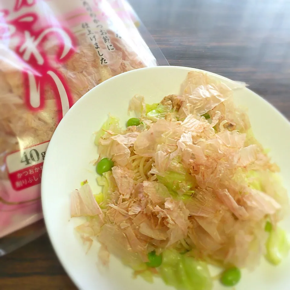 サーモン🐟と春キャベツのパスタ😋😋😋
花ふわり🌸トッピングしたらサーモン🐟見えなくなっちゃったけど…/(*ε*) ｱｲﾀﾀ･･･|いしくん。（たまご王子🥚🐣🐥🐔）さん