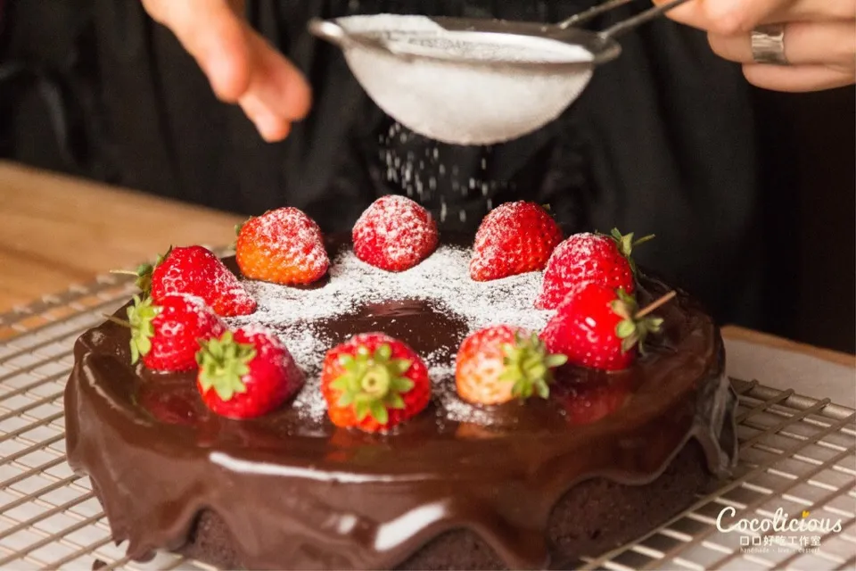 Raspberry Chocolate cake with chocolate ganache and strawberry on it❤️|coco～delicious❤️さん