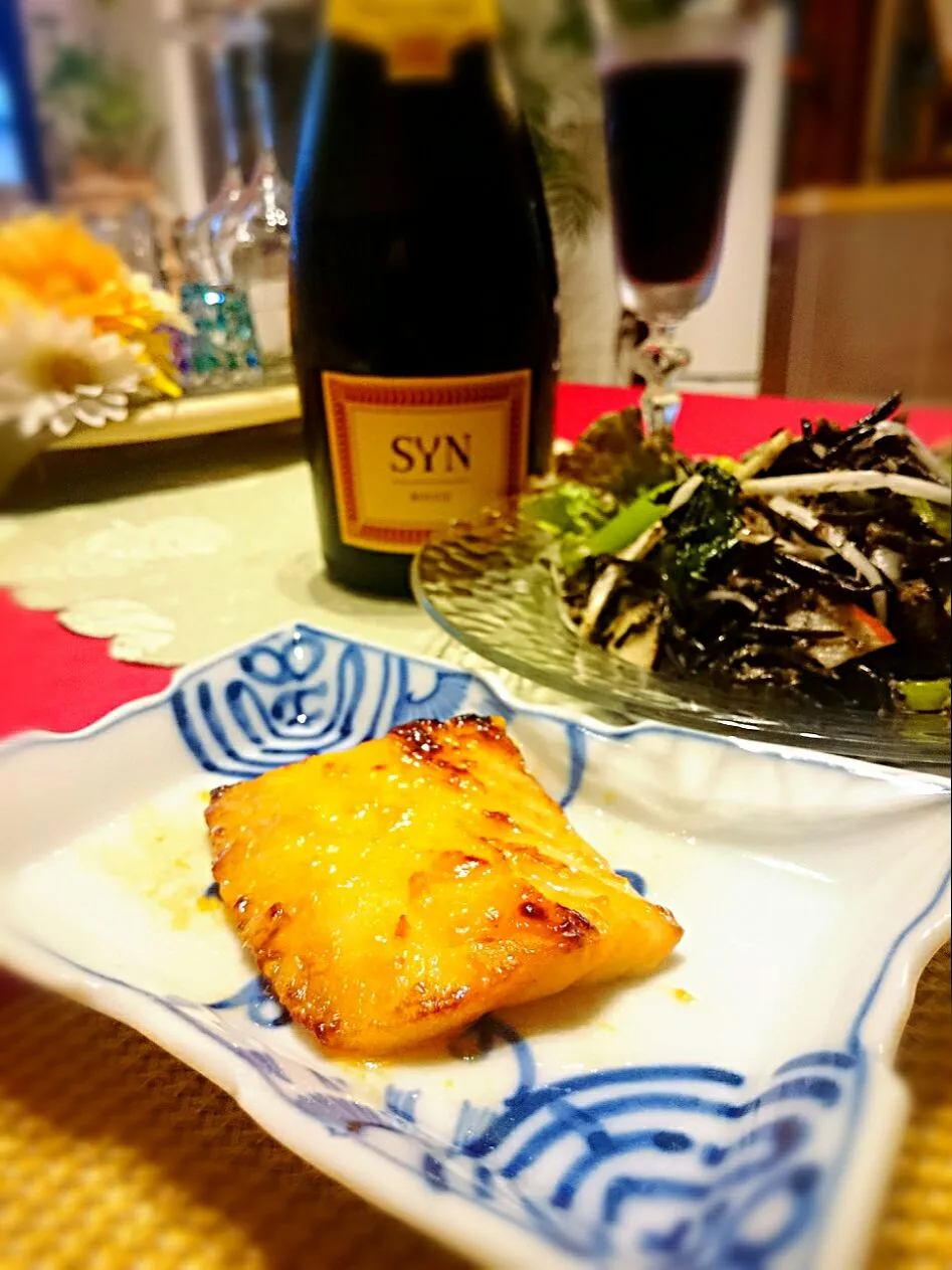 アブラボウズの味噌漬け🐟と採れたてヒジキのサラダ🍴赤い泡で🍷(^-^)v|ナムナムさん