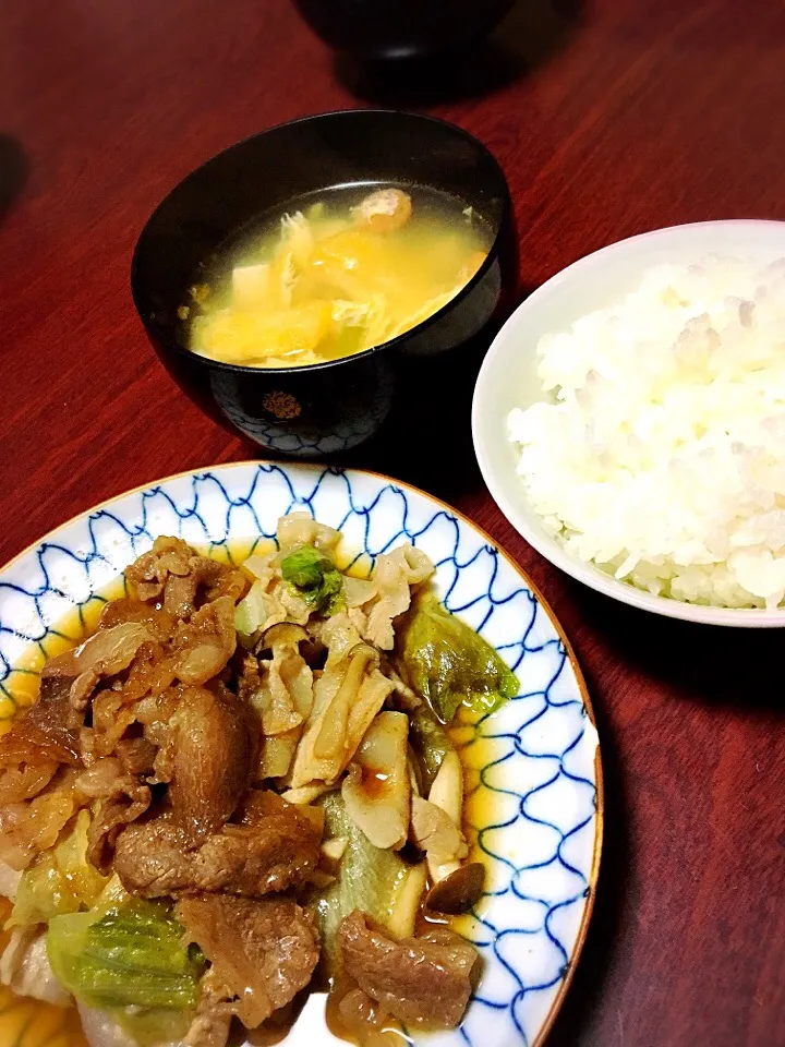 Snapdishの料理写真:レタスと豚肉のきのこ野菜炒め､
ピリ辛ウインナーのかき玉スープ|ゆりさん