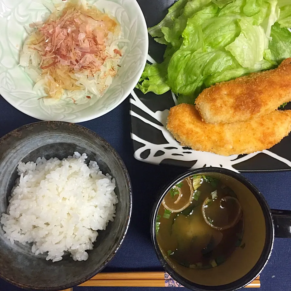 Snapdishの料理写真:ささみのフライ、玉ねぎのサラダ、わかめのお味噌汁|みみこさん