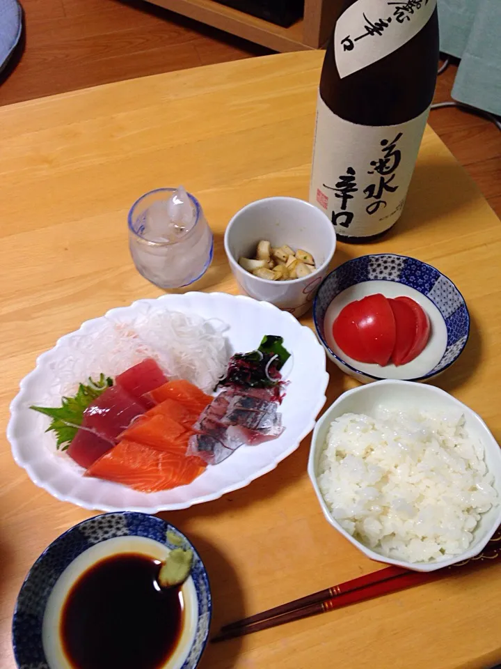 刺身の盛り合わせ
エリンギのアヒージョ
トマト
酢めし
菊水の辛口で晩酌❤️|りりこさん