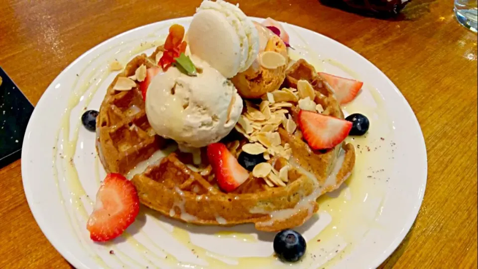 Earl Grey Waffles with Salted Caramel & Thai Milk Tea Ice cream 😉|🌷lynnlicious🌷さん