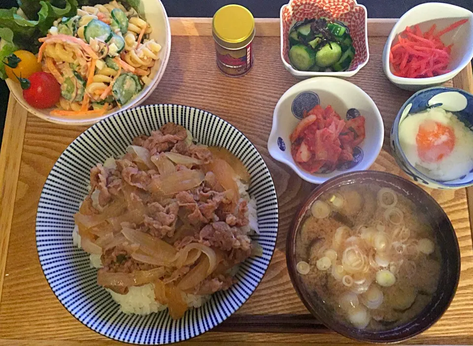 牛丼
牛丼トッピング3種
マカロニサラダ
茄子のお味噌汁|ayumiさん