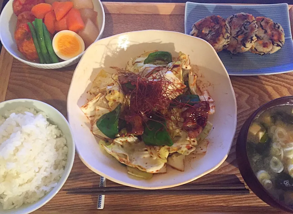 回鍋肉
ツナとひじきのはんぺん焼き
煮物
豆腐とわかめのお味噌汁|ayumiさん