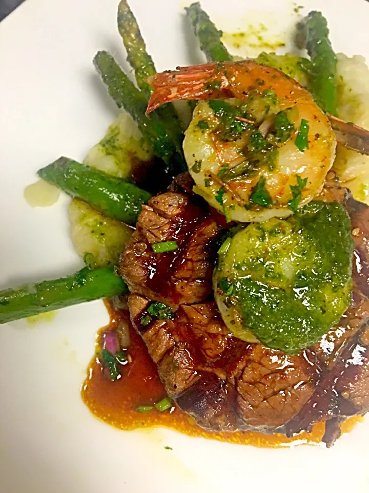 Beef tenderloin, chimichurri shrimp, Parmesan potatoes, asparagus|James Vuさん