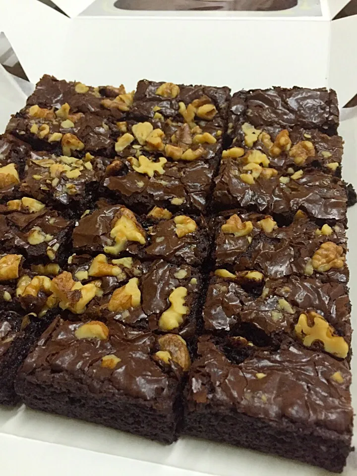 Snapdishの料理写真:Walnut brownies, sliced...😍|Amy Aliyyaさん