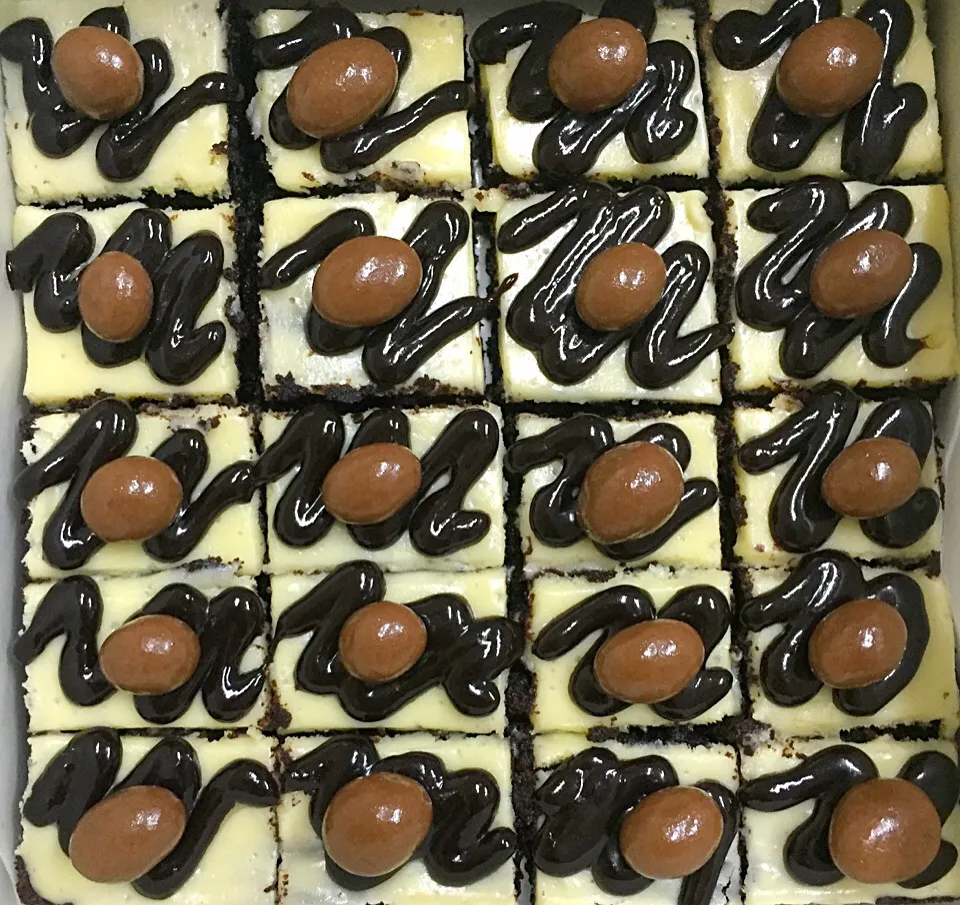 Cheese layered brownies with chocolate drizzle and a little sultana chocolate.|Amy Aliyyaさん