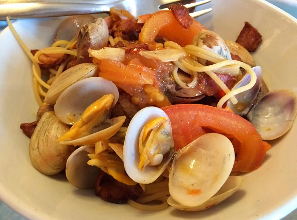 Spaghetti with lala clams and huatiao wine|Ong Sor Fernさん