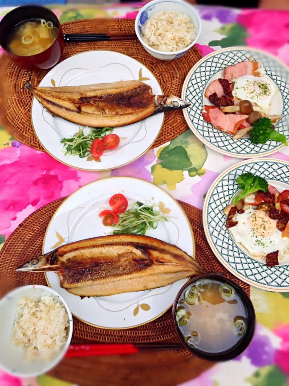 ブランチ。さんま開き、ベーコンエッグ、たまねぎのお味噌汁|泡子さんさん