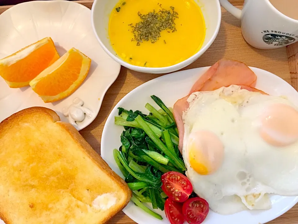 …とある日の朝ごはん🍳 （ハムエッグ、青菜の寄集めソテー、クノールさんのかぼちゃのスープ😊、はっさくさん & カフェオレ）|Tinaさん