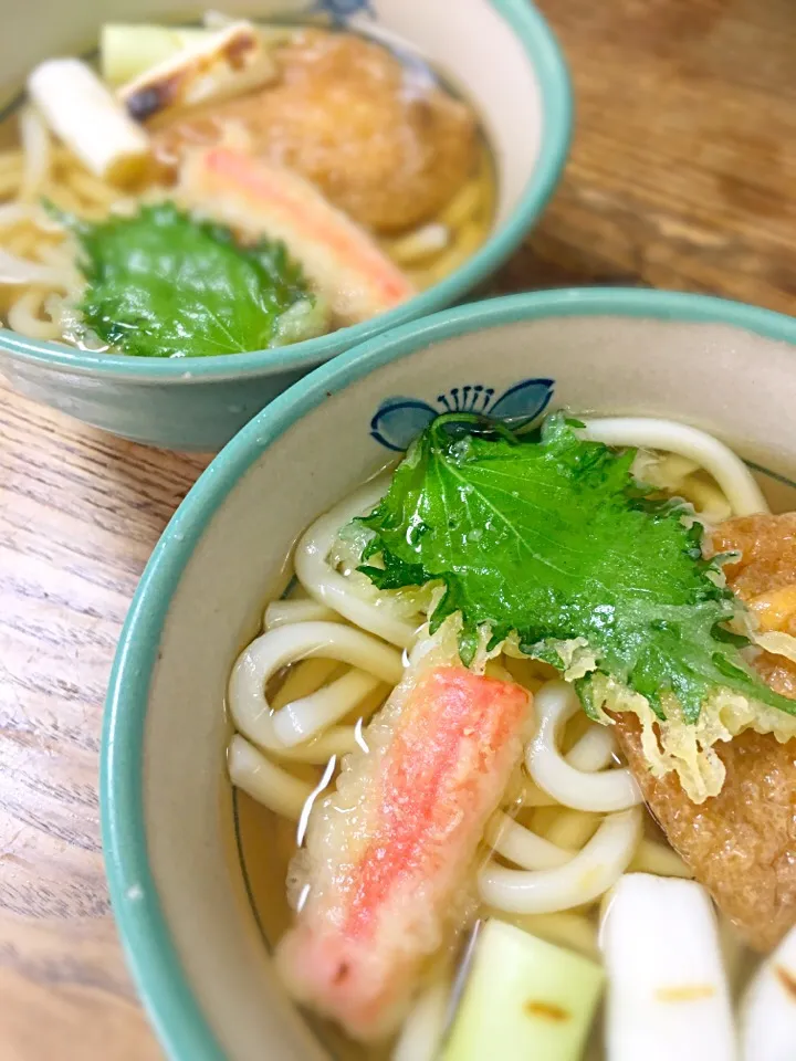 休日のお昼ごはん
昆布ダシ仕立てのうどん
大葉  カニカマの天ぷら  煮込んだおあげいり   長葱も添えました|akiさん