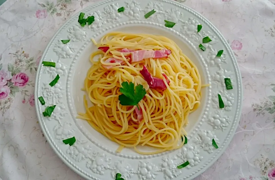 休日のランチパスタ🍝
本格ドイツで修業した
お店のベーコンを使って
ペペロンチーノ|らんちゃんさん