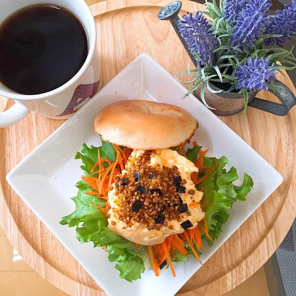 4/10❤︎たまごサラダ&シャキシャキ野菜のベーグルサンドイッチ（カレーふりかけのせ）|Makinsさん