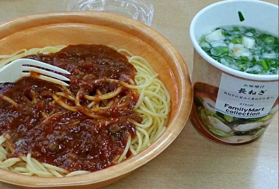 Snapdishの料理写真:６日ファミリーマートのパスタと味噌汁|こやっこさん