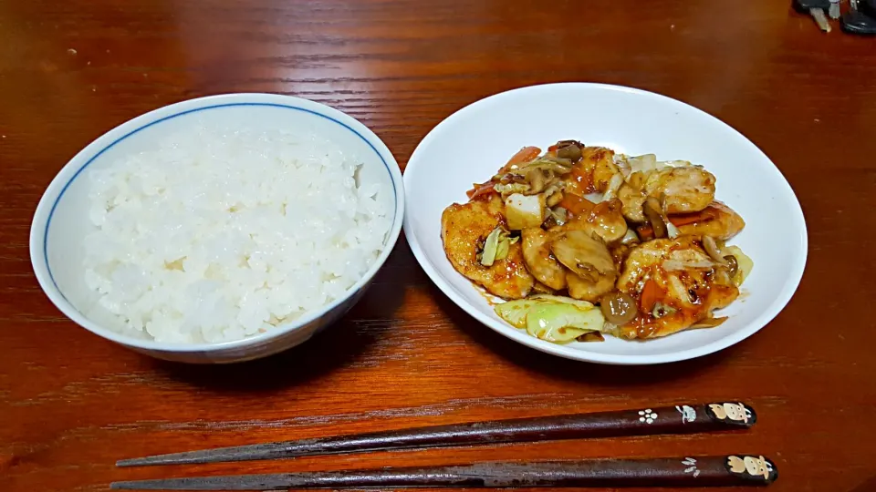 Snapdishの料理写真:あんかけ肉野菜炒め作りましたー!!
毎日料理していく内に炒め物もレベル上がってきたように感じます😂
やはり経験大事ですね😊(笑)

野菜炒めは楽だしバランスよく栄養採れるからいいですね!そして鶏むね肉を使っているので低脂肪・高タンパク👍🍖|takuさん