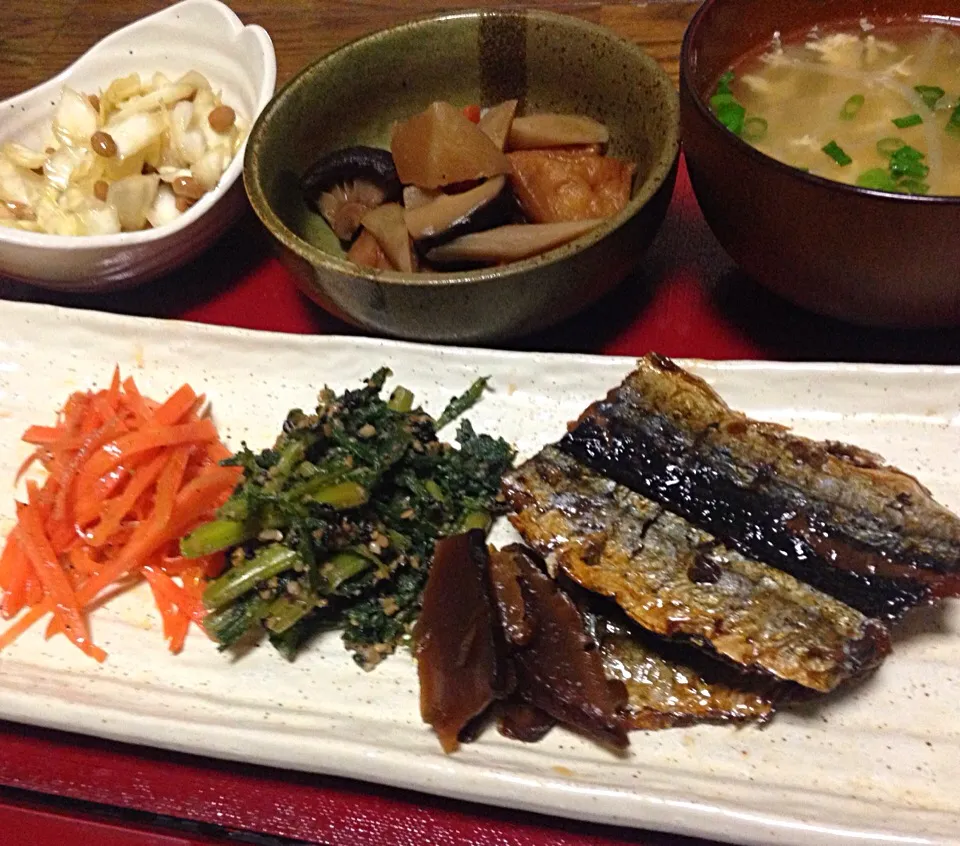 Snapdishの料理写真:晩ごはん  さんま蒲焼 煮物 春菊胡麻和え にんじんマリネ キャベツ納豆 もやしとたまごのスープ|ぽんたさん