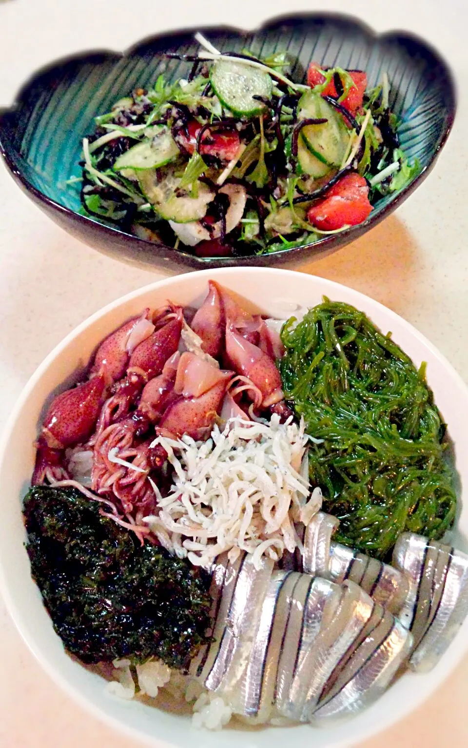 Snapdishの料理写真:色々乗っけ丼＆釜揚げひじきと水菜のサラダ♡|ゆっこさん