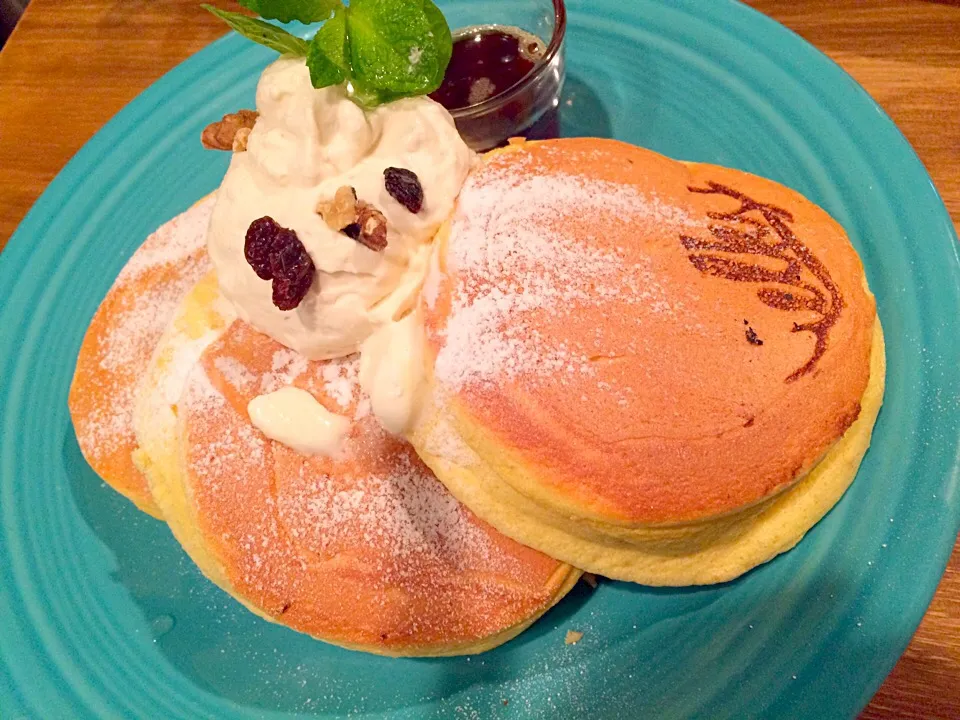 エルクっていうパンケーキ屋さんの
メープルとホイップレーズン ナッツバターを注文💗💓💕

味がしっかりしてて美味しかった😍
私的にちょっとカステラの味がした様な…？卵の味のお陰やろな🐣|えりえいたさん