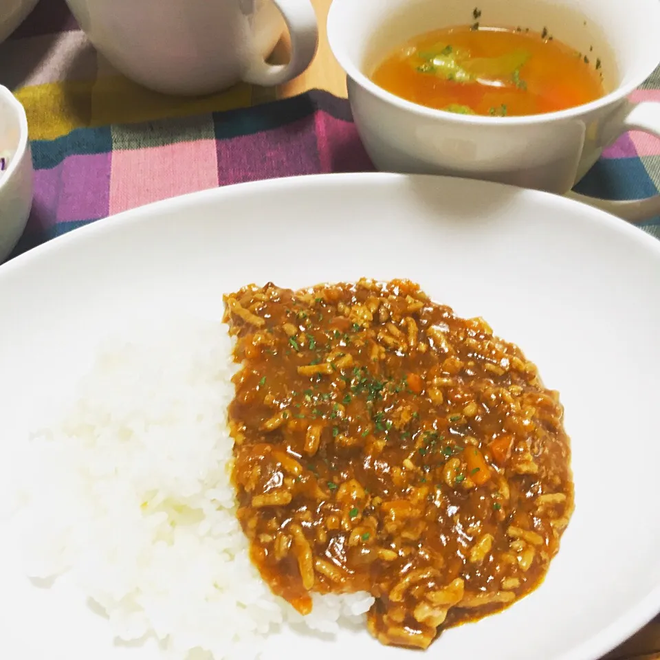 キーマカレー
キャベツとにんじんのコンソメスープ|Minamiさん