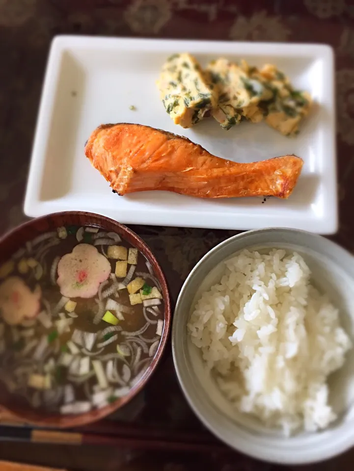 Snapdishの料理写真:三陸わかめの卵焼きと鮭。お味噌汁とご飯のシンプル朝ごはん☺️|Kaoru Ichikawaさん