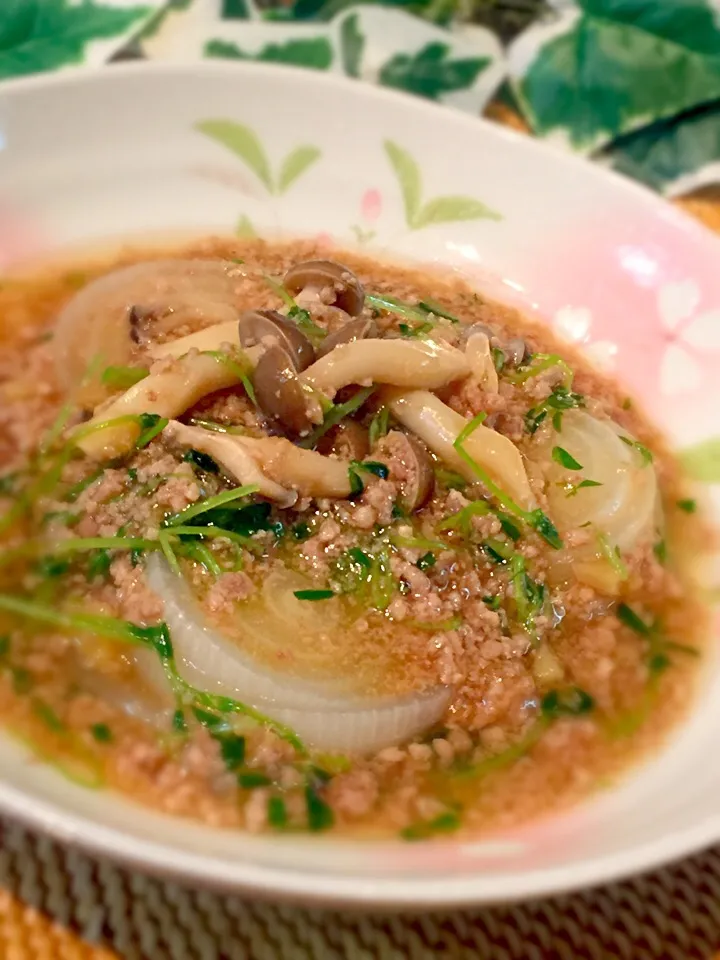 Snapdishの料理写真:ボンちゃんの料理 新玉ねぎの鶏🐔そぼろあんかけ💕   ふつうごはん💓|あゆさん