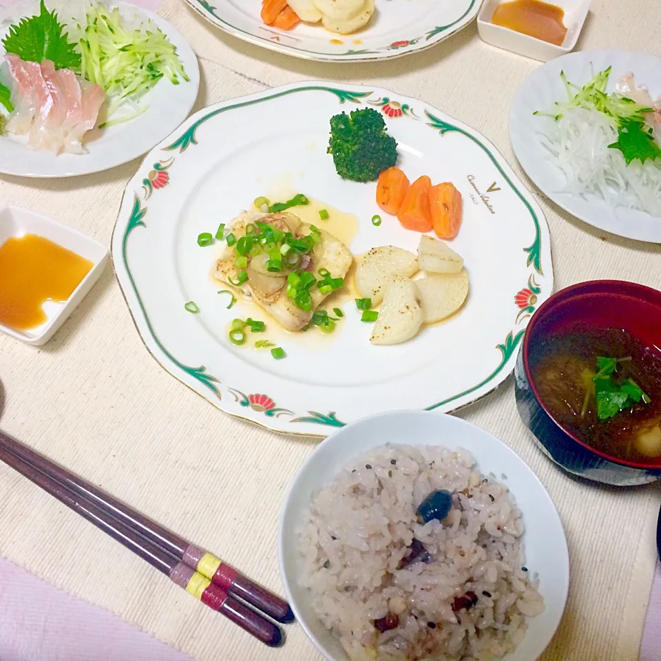 カジキマグロのガーリック醤油と、鯛の刺身をすりおろしわさびで。もずくと花麩のお吸い物。|ナタママさん