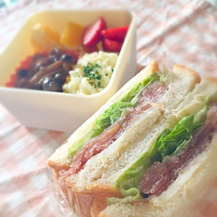 手作り食パンでサンドイッチランチ♡|はるかさん