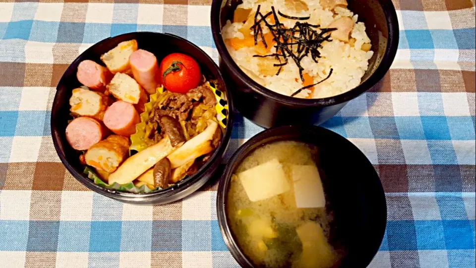 炊き込み風混ぜご飯と牛肉キャベツオイスターとエリンギバター醤油とごぼ天とウインナーとお味噌汁。|エリカさん