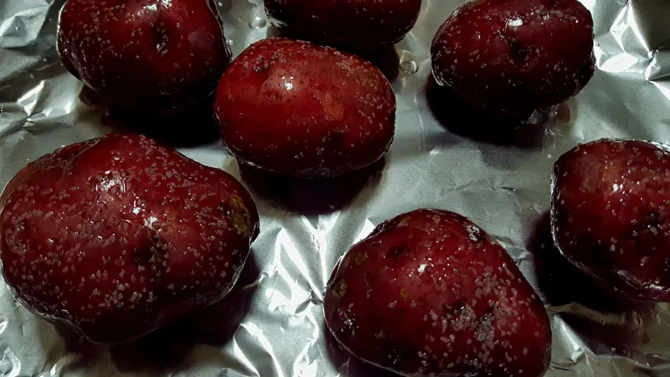 Baked Potatoes about to go in the oven. Using Alton Brown's method.|Thebluestbutterflyさん