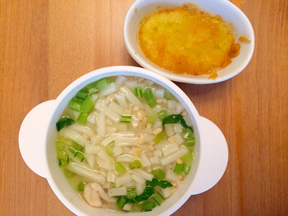 Snapdishの料理写真:4月8日のお昼ご飯🍀納豆うどん、焼き林檎|Sanjiさん