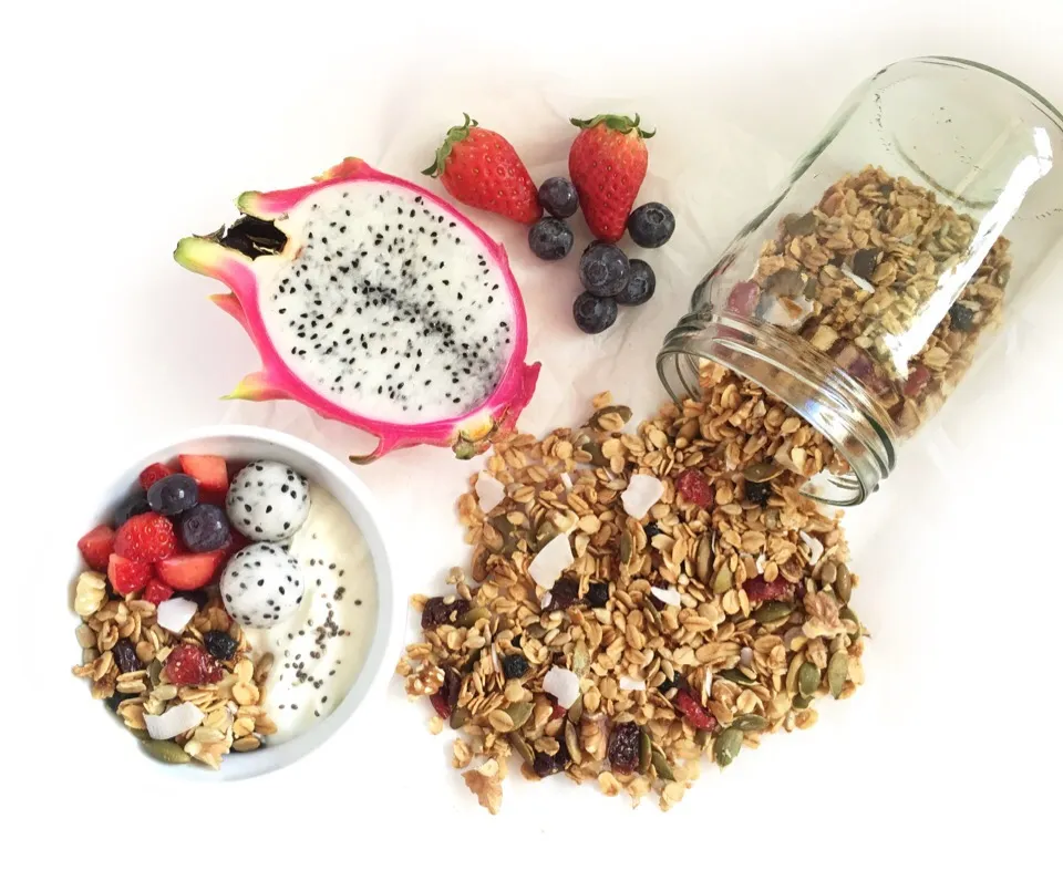 Homemade granola with yogurt & fruits|coxiella24さん