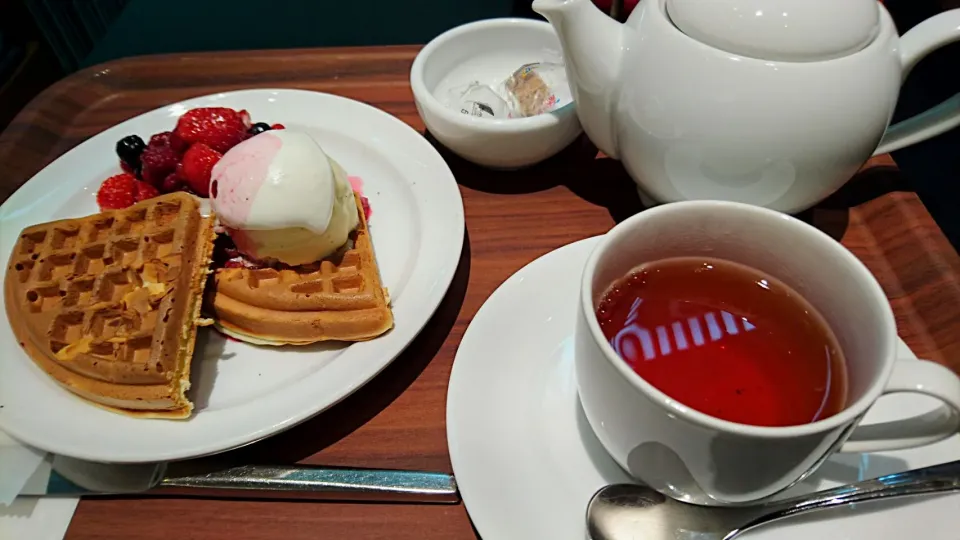 Snapdishの料理写真:アーモンドワッフルプレート ミックスベリーソース🍓|もえさん