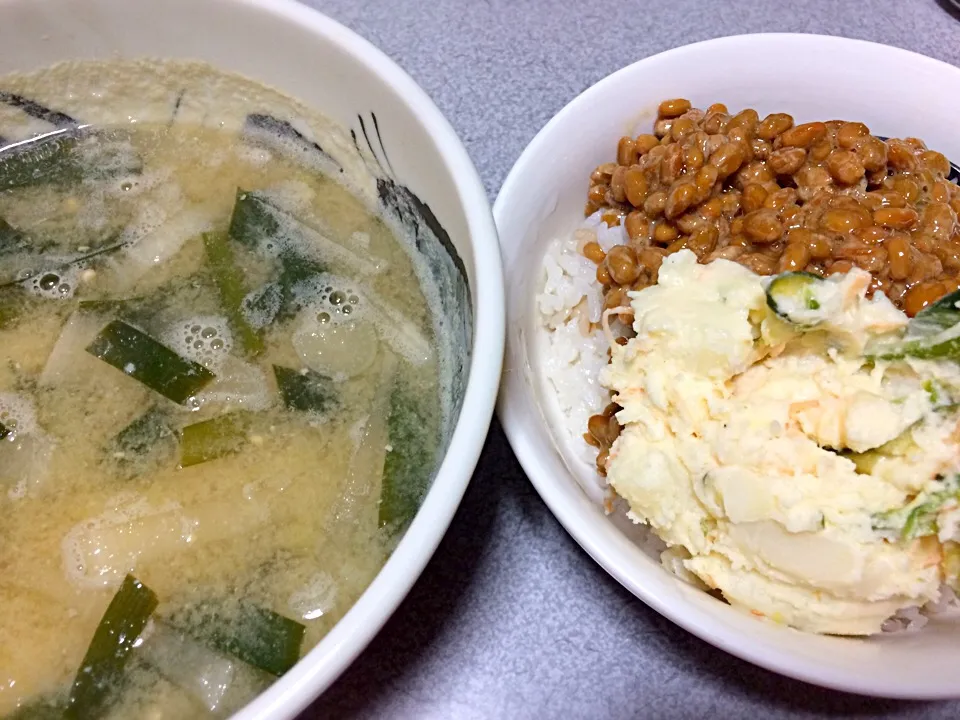 Snapdishの料理写真:大根とニラのお味噌汁、納豆ポテサラ麦飯丼|gekoさん