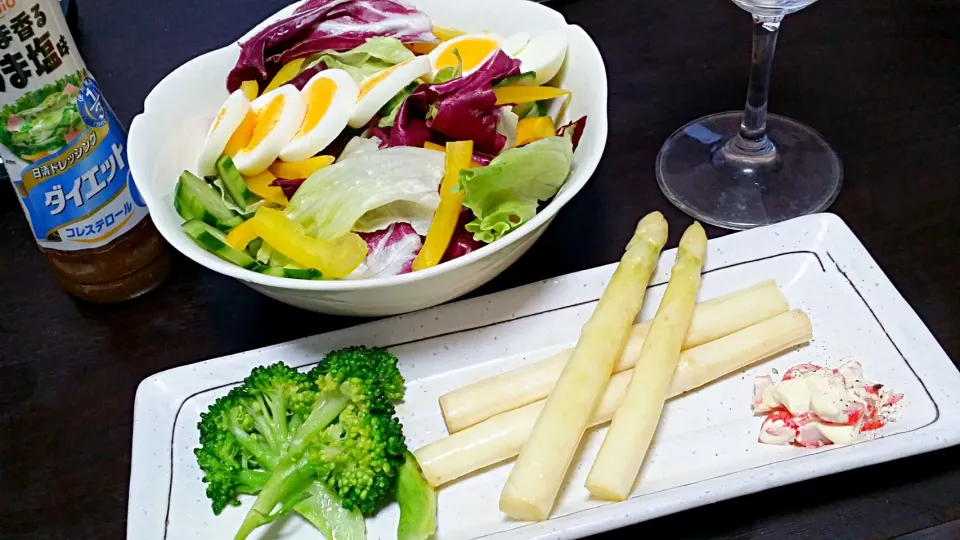 高知野菜盛り沢山サラダ&ホワイトアスパラの燻製バター醤油炒め😋💕|みーさん