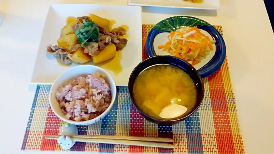 今日の夕食　肉じゃが、切り干し大根の煮物、雑穀米、豆腐と玉ねぎの味噌汁|pinknari🐰🌈さん