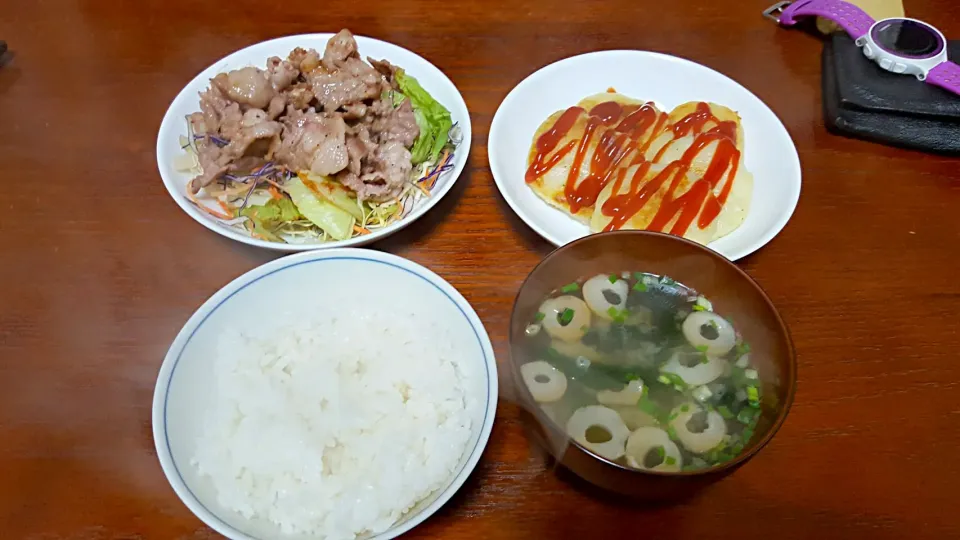 今日は部活が無く時間があったので品数をいつもより多くしました!!
牛肉は塩ダレでサッと炒め、じゃがいもは昨日の内に潰して片栗粉と混ぜて芋餅をつくりました😁

じゃがいもの新たな使い道見つかってまた1つレパートリーに加えられました✌(笑)|takuさん