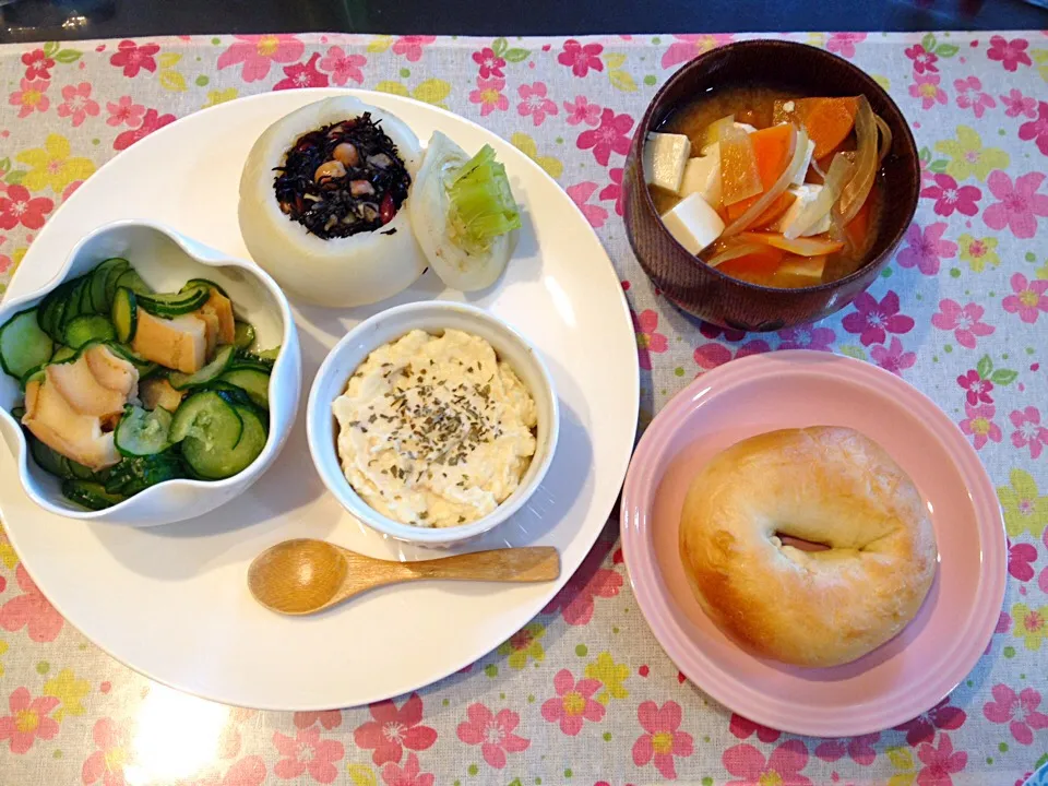 Snapdishの料理写真:ベジ料理♡手ごねベーグルと新じゃがディップご飯|みよさん