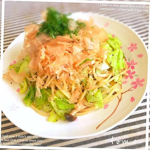 ともこちゃんの料理 花ふわりまみれのゆかりと春キャベツのパスタ🌸🌸🌸|ともさん