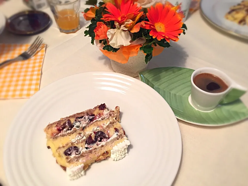 slice of moskow cake and coffee|KellyCoさん