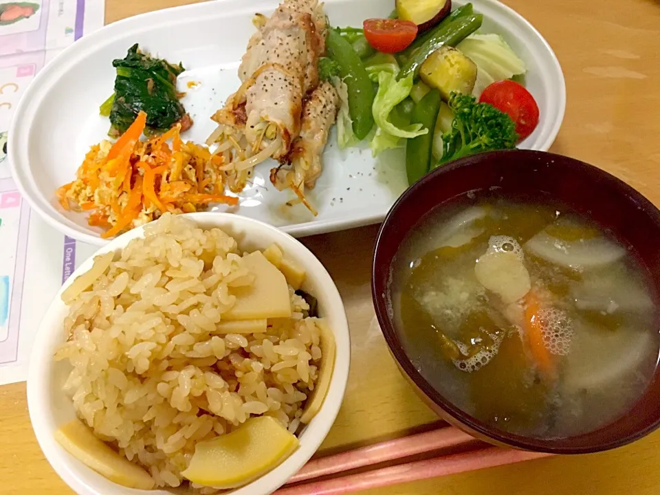 晩ご飯→筍ご飯、豚肉もやし巻き、人参しりしり、ほうれん草梅おかか和え、サラダ、味噌汁|かわちさん