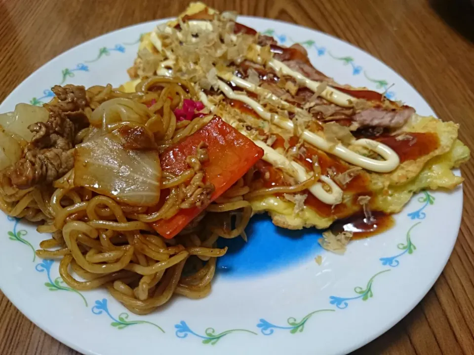 Snapdishの料理写真:・お好み焼き
・焼きそば|ようかんさん