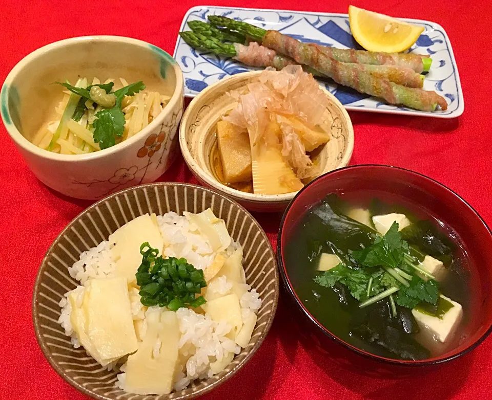 たけのこご飯、豚肉のアスパラ巻き、新ジャガとささみの和え物、たけのこの煮物、ワカメとお豆腐のお吸い物の夜ご飯😊|まるまさん