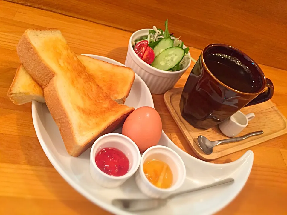 Snapdishの料理写真:Cafe TORIGOYA                         モーニングAセット バタートースト(いちごジャム&マーマレード)＋ゆでたまご＋サラダ&コーヒーor紅茶|パパパパパさん