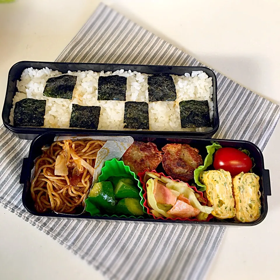 高校生のお弁当
すでにお弁当難民。
市松模様の海苔がお粗末（笑）|puffyさん