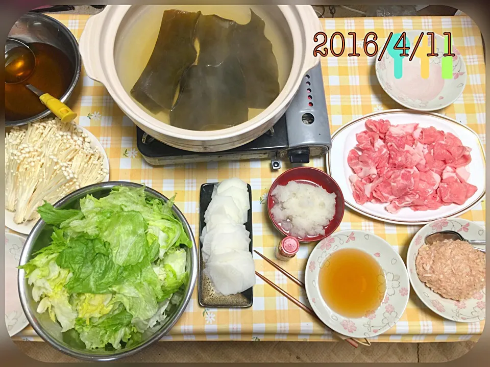 💁🏻晩ご飯🍚
🌟我が家のさっぱりレタスシャブシャブ
＋鶏つみれと豚肉添えて|Asa Eiさん